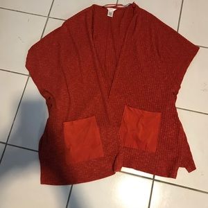 Candies cardigan with pockets and side slits.